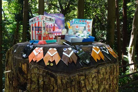 高尾山・切り株神社にセミとかき氷