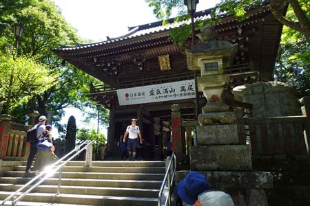 高尾山・薬王院の山門