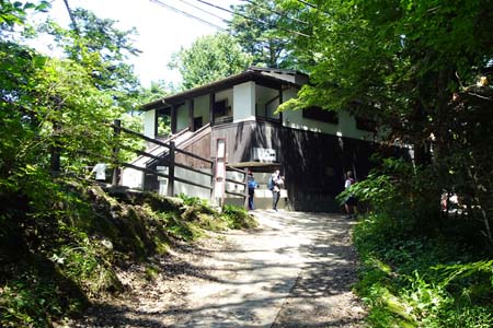 高尾山・１号路の公衆トイレ