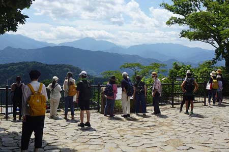 高尾山・展望台の富士山は雲の中