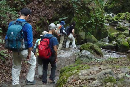 御岳山・沢沿いの遊歩道を下り