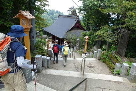 御岳山・御嶽神社の参道を下り