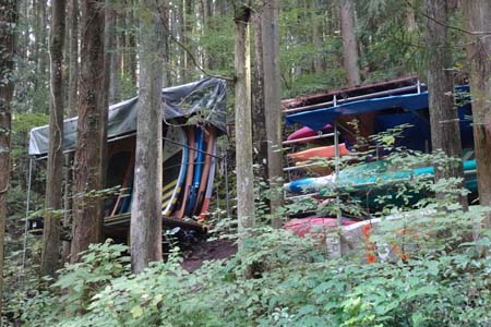 大多摩ウォーキングトレイル・白丸湖畔遊歩道にはSUPのボート小屋