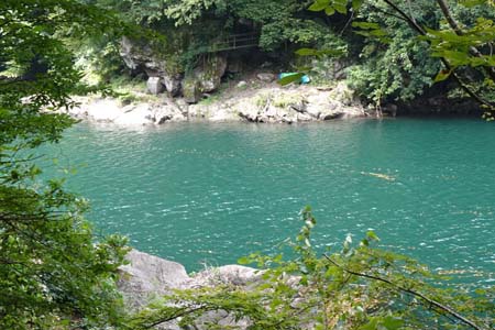 大多摩ウォーキングトレイル・対岸にもボートハウスがあるようです