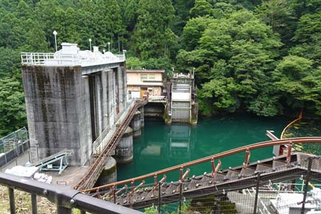 大多摩ウォーキングトレイル・階段を登ると白丸ダム