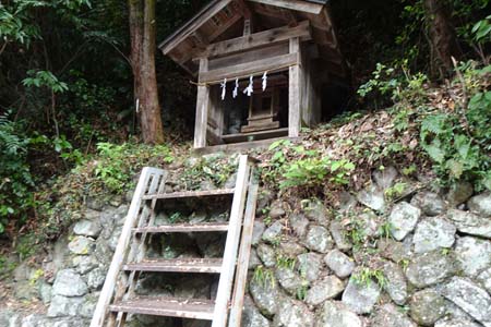 大多摩ウォーキングトレイル・石垣の上に水神さま