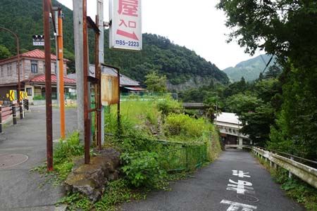 大多摩ウォーキングトレイル・国道から雲仙橋へ下り