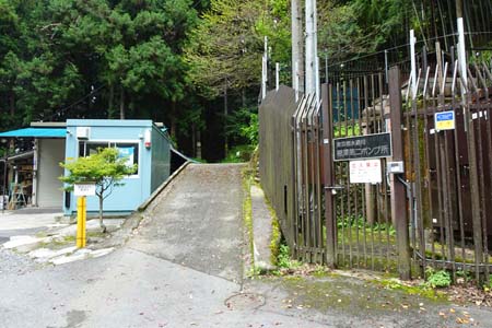 大多摩ウォーキングトレイル・集落の中を登ると棚沢第２ポンプ場