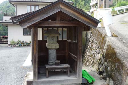 大多摩ウォーキングトレイル・国道の手前に石灯篭