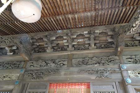 大多摩ウォーキングトレイルＡ－１・住吉神社の精緻な彫刻を施した拝殿