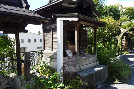青梅市・延命寺の境内