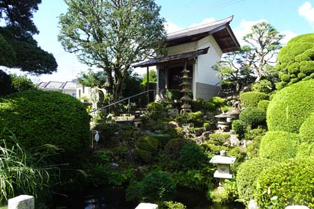 大多摩ウォーキングトレイルＡ－１・宗建寺の三重塔と石仏