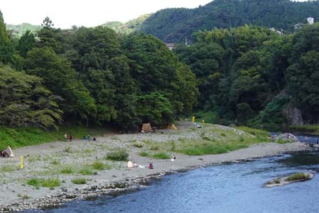大多摩ウォーキングトレイルＡ－１・河原には水遊びをする人が