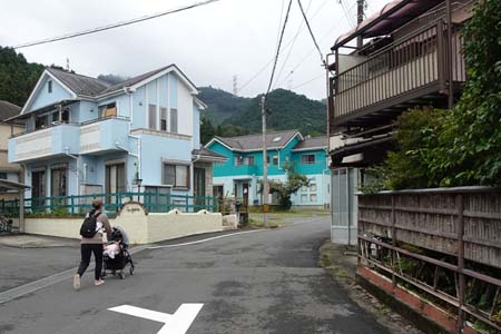 大多摩ウォーキングトレイルＡ－２・比較的新しい住宅が点在する