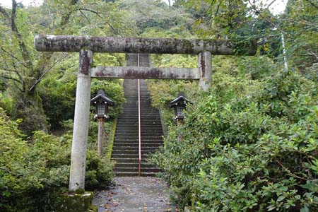 大多摩ウォーキングトレイルＡ－２・愛宕神社の鳥居先に長い石段