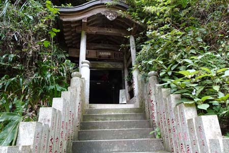 八王子市・福徳弁財天の急な石段