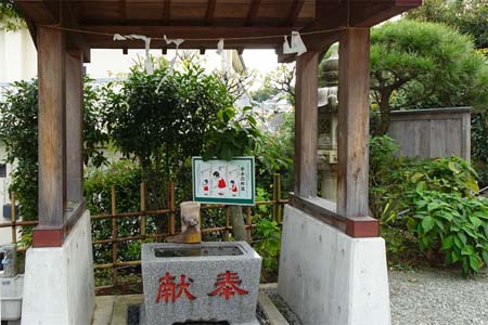 横浜市磯子区・若宮御霊神社の御手水場