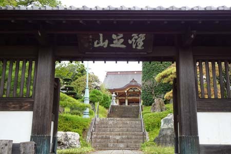 町田市・養運寺の山門