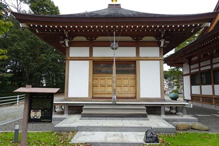 町田市・養運寺の本堂脇に観音堂