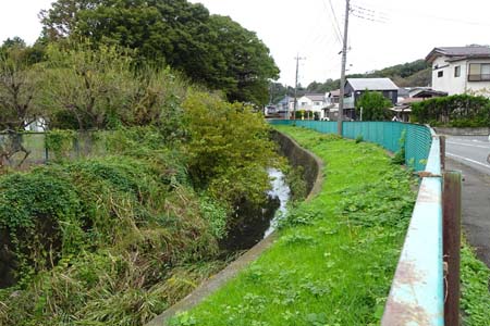 町田市・恩田川の細い流れ
