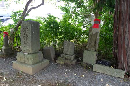 町田市・バス停に石仏