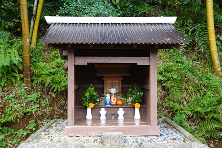 町田市・住宅地の中に小祠
