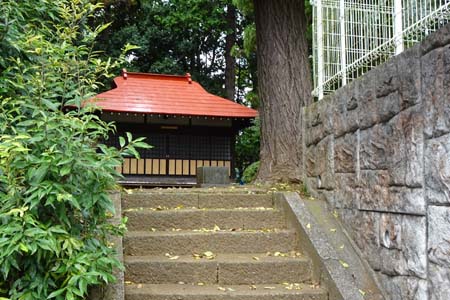 町田市・鳥居も倒れている稲荷神社