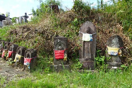 町田市・芝溝街道を超えるとお地蔵さん