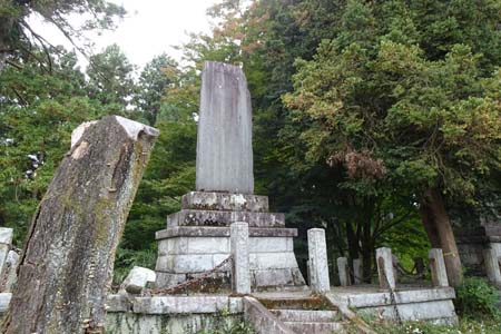 八王子城山・松木曲輪に建つ石碑