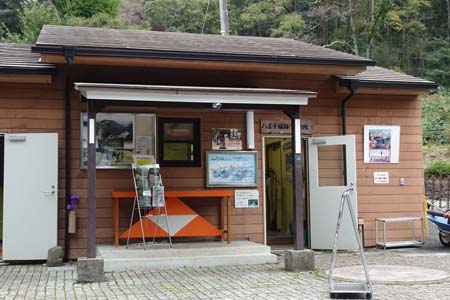 八王子城山・広場にはトイレもある事務所