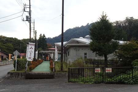 八王子城山・ガイダンス館の脇にバス停