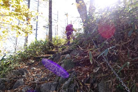 守屋山・山頂直下には小さな鎖場