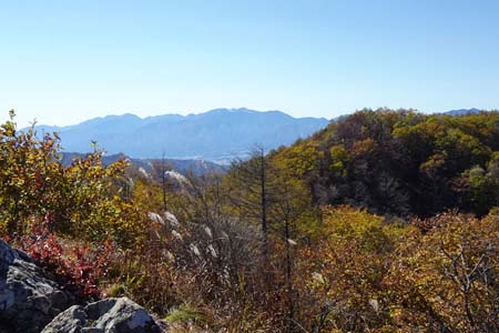 守屋山・紅葉の先に御嶽山