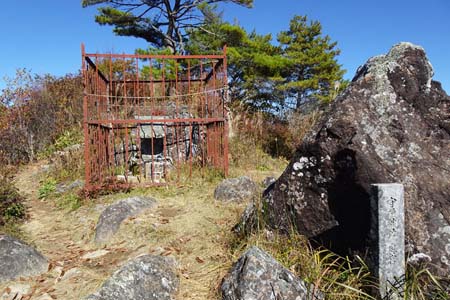 守屋山・山頂直下に守屋神社の奥ノ院