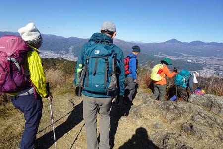 守屋山・東峰に戻り下山を始めます