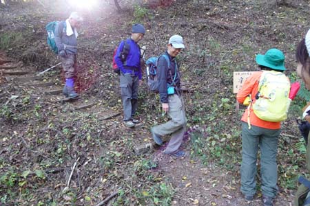 守屋山・林道にたどり着きます