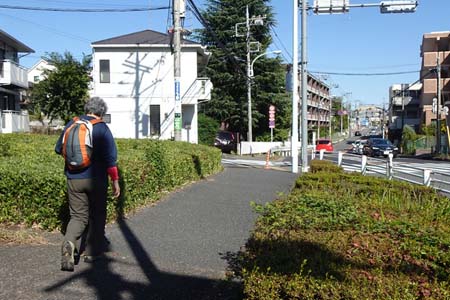 多摩市・乞田五差路から道を右に