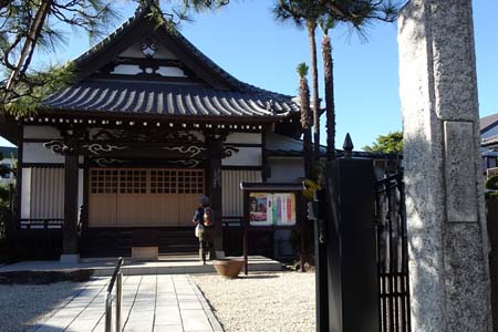 府中市・街並みの中に法音寺