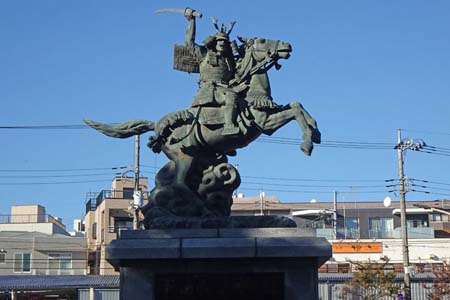 府中市・分倍河原駅に新田義貞像