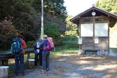 官ノ倉山・笠原地区憩いの場の駐車場
