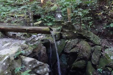 小川町・北向不動に小さな不動の滝