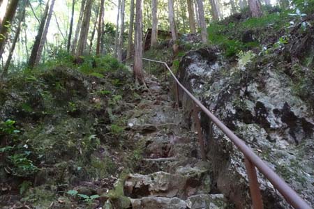 官ノ倉山・旧な石段を登って行きます