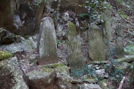 小川町・北向不動にたくさんの石碑