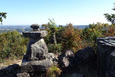 官ノ倉山・古い石塔