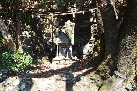 官ノ倉山・山頂直下に浅間神社の石祠