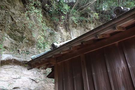 鎌倉市・青梅聖天社の奥は急な土壁
