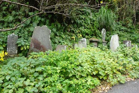鎌倉市・道端にたくさんの石碑