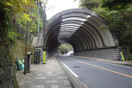 鎌倉市・県道が通る巨福呂坂切通