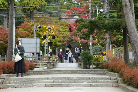 鎌倉市・踏切の先に円覚寺