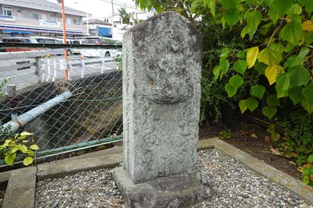 道標には右とつか道／左藤さわ道